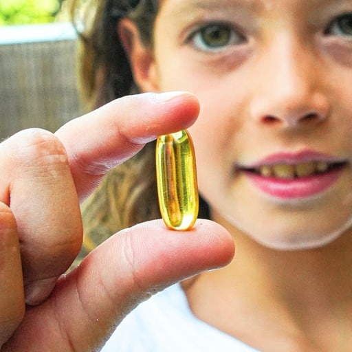 omega 3 capsula sostenida en mano