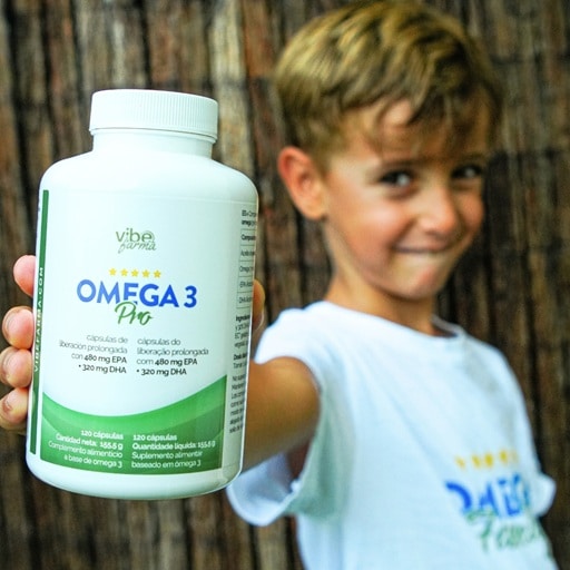 omega 3 pro sostenida por niño